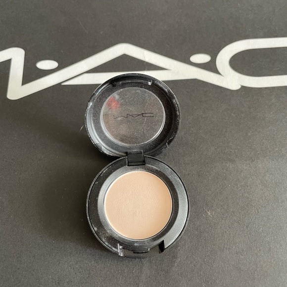 MAC Eyeshadow in Vanilla (Rare and discontinued!) - Picture 1 of 4